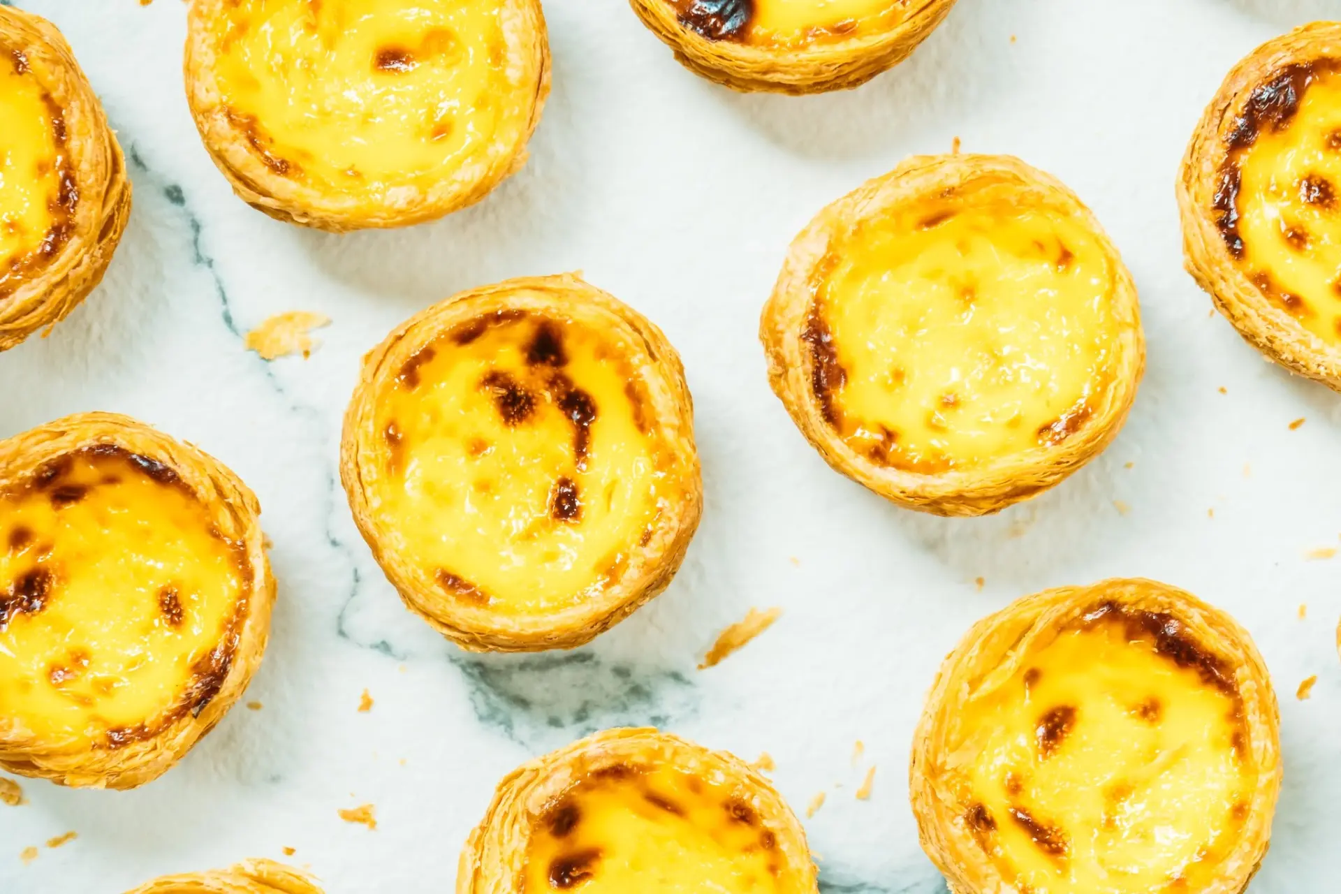 Frissen sült pastel de naták márványlapon